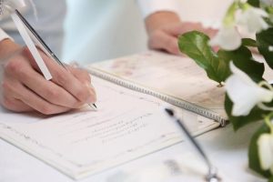 ストライプスーツの魅力は？種類ごとの特徴やシーン別の着こなしマナーを解説、シーン別！ストライプスーツを着用する際の注意点、結婚式