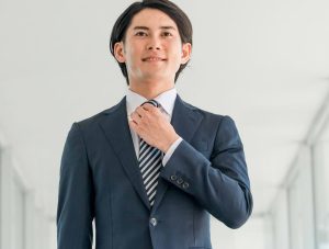 就活用スーツ（リクルートスーツ）の正解は？男女別に詳しく解説、男性が就活用スーツを着こなすポイント、ネクタイは一番上まで締め上げる