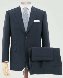 無地のスーツをおしゃれに着るには？印象UPできる色とコーデ例を紹介、シャツもネクタイも柄物のコーデ例