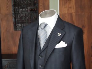 スリーピーススーツとは?特徴とかっこよく着こなすポイントを解説、スリーピーススーツのメリット
