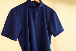 ビジネスマンの服装はどう選ぶ?今すぐ真似できるコーデ例10選、オフィスカジュアルで押さえたい基本アイテム、ポロシャツ(白、紺)