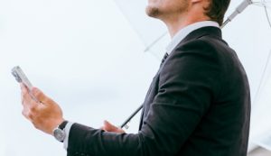 スーツの臭いを消すには？自分でできる予防とケア方法を解説、スーツにつく臭いの種類、雨や湿気