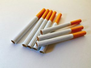 スーツの臭いを消すには？自分でできる予防とケア方法を解説、スーツにつく臭いの種類、タバコや煙