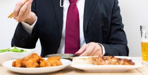 スーツの臭いを消すには？自分でできる予防とケア方法を解説、スーツにつく臭いの種類、食べ物や飲み物