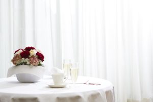 顔合わせにおすすめの服装は?季節・性別ごとにコーデ例を紹介、顔合わせの服装選びのポイント、会場の雰囲気に合わせる