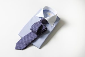 クレリックシャツとは?着こなすポイントとシーン別コーデを紹介、クレリックシャツを着こなすポイント、ネクタイとのバランスを工夫する