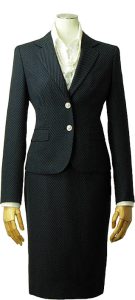 スーツ姿を格上げするスカート丈の選び方！品格ある着こなし3選、避けるべきスカート丈の特徴、ジャケットとのバランスも考える