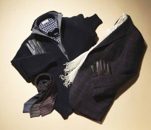 スーツに合うマフラーはどう選ぶ？上品な印象を与える巻き方を紹介、スーツに合わせるマフラーの選び方、マフラーの素材