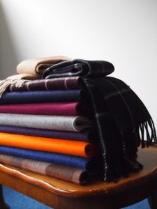 スーツに合うマフラーはどう選ぶ？上品な印象を与える巻き方を紹介、スーツに合わせるマフラーの選び方、マフラーの色や柄