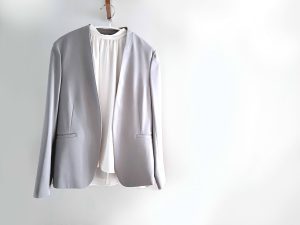 ノーカラージャケットの着こなし方は？シーン別おすすめコーデを紹介、まとめ