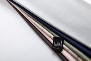 スーツのホコリが気になる！付着を防ぐ素材と適切な対策方法を解説、ホコリがつきやすいスーツの素材、ナイロン