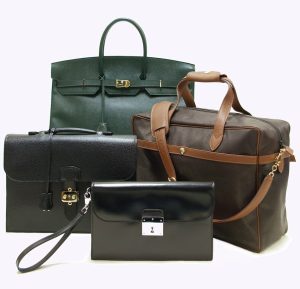 スーツに合うバッグは？選び方とおすすめコーデを解説、スーツに合わせるバッグの選び方、素材で選ぶ