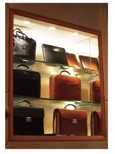 スーツに合うバッグは？選び方とおすすめコーデを解説、スーツに合わせるバッグの選び方、色で選ぶ