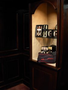 スーツに合わせるサスペンダーの選び方!付け方と着こなし例を紹介、オーダーでこだわりの一着を仕立てるとより美しさが増す