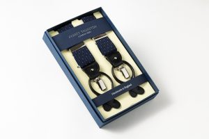 スーツに合わせるサスペンダーの選び方!付け方と着こなし例を紹介、サスペンダーの形状ごとの特徴、2WAY(ツーウェイ)式