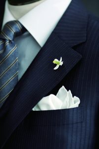 フラワーホールとは？スーツの胸元を上品に整える使い方を解説、フラワーホールとは