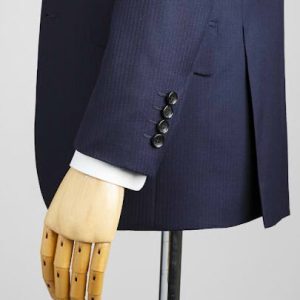 メンズ向けオーダージャケットの魅力は?特別な一着を仕立てるコツを解説、オーダージャケットの品格を上げる追加オプション、実用性が高まる人気ディテール