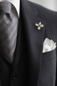 フラワーホールとは？スーツの胸元を上品に整える使い方を解説、フラワーホールをおしゃれに使いこなすポイント、ラペル幅とのバランスをチェック